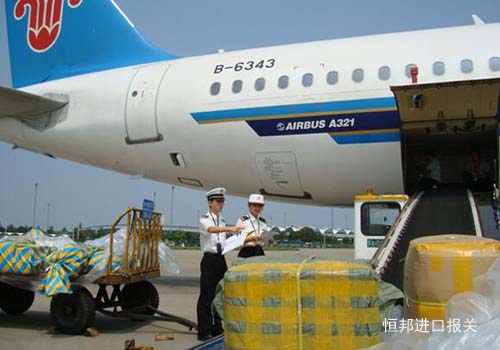 海关在机场查验空运进口货物