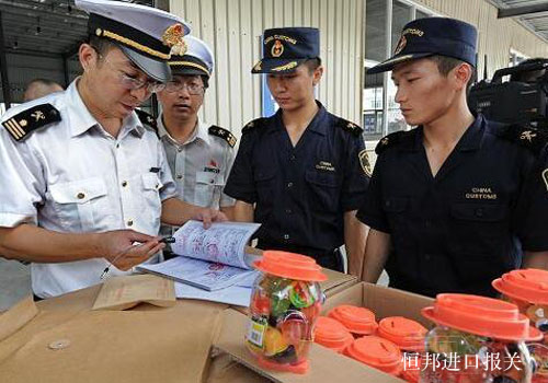 海关依法对进口货物实施现场查验